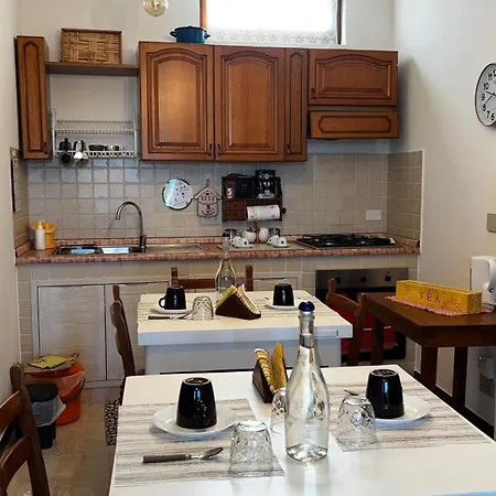 Casa Delle Rondini לינה וארוחת בוקר אלברובלו